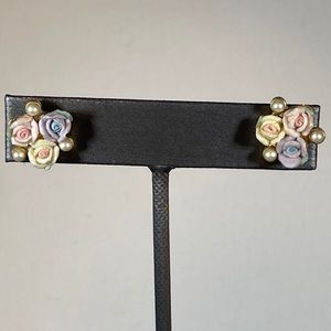 VTG Pearl Ceramic Flower Stud Gold Tone Earring